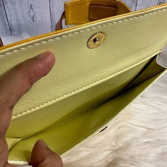 LOUIS VUITTON vernis beltbag / bumbag in mustard - Picture 9 of 17
